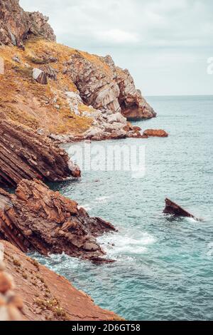Falaises abruptes sur la côte de Vizcaya, en Espagne Banque D'Images