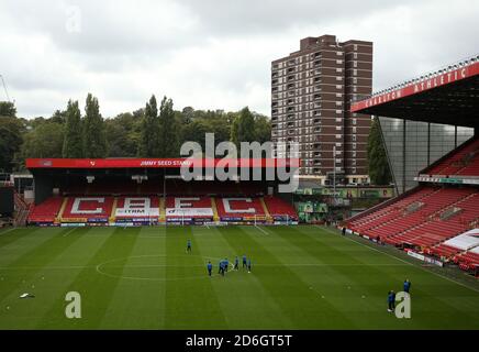 Les joueurs de Wigan Athletic inspectent le terrain avant le match de la Sky Bet League One à la Valley, Londres. Banque D'Images