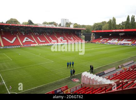 Les joueurs de Wigan Athletic inspectent le terrain avant le match de la Sky Bet League One à la Valley, Londres. Banque D'Images