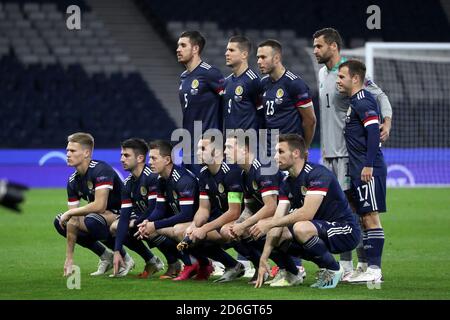 Rangée arrière, de gauche à droite, Declan Gallagher en Écosse, Lyndon dykes, Andrew Considine, David Marshall, Ryan Fraser. Première rangée, de gauche à droite, Scott McTominay, Greg Taylor, Callum McGregor, John McGinn, Ryan Jack et Stephen O'Donnell avant le match de la Ligue des Nations de l'UEFA 2, Ligue B à Hampden Park, Glasgow. Banque D'Images