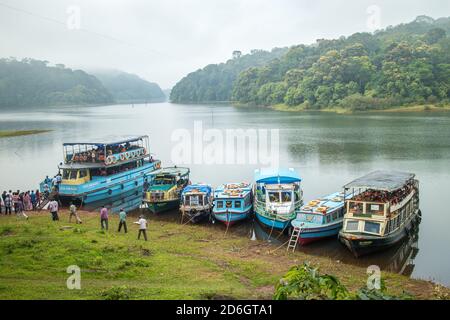 Thekkady canotage dans le lac forestier. Bateau safari dans la rivière Munnar Idukki Thekkadi Kerala Inde. Le tourisme de Kerala Banque D'Images