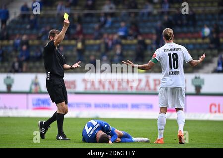 Karlsruhe, Allemagne. Le 17 octobre 2020. L'arbitre Frank Willenborg montre Dennis Diekmeier (SVS) la carte jaune après avoir foulé sur Marco Djuricin (KSC) (sur le terrain). GES/football/2ème Bundesliga: Karlsruher SC - SV Sandhausen, 10/17/2020 football: 2ème Ligue allemande: Karlsruhe vs Sandhausen, Karlsruhe, 17 octobre 2020 | usage dans le monde crédit: dpa/Alay Live News Banque D'Images