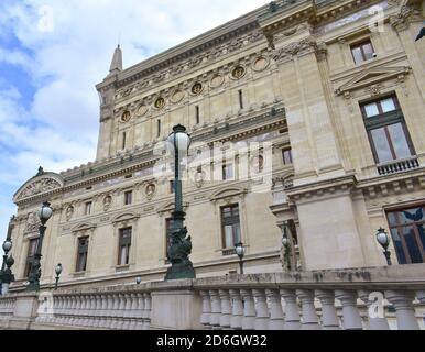 Opéra Garnier ou Palais Garnier, vue latérale de la rue. Paris, France. Banque D'Images