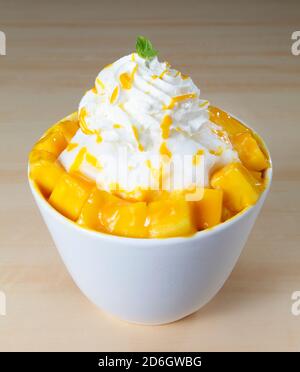 Le bingsu-mangue est un dessert coréen très populaire, rasé de glace avec des garnitures sucrées. Banque D'Images