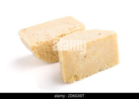 Morceau de fromage cheddar isolé sur fond blanc. Vue latérale, gros plan. Banque D'Images