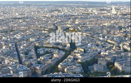 Paysage urbain parisien au coucher du soleil depuis la Tour Eiffel avec vue sur l'Arc de Triomphe. Paris, France. Banque D'Images