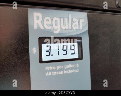 Gros plan de la lecture de texte régulier et prix de l'essence sur une pompe à carburant dans une station-service, San Ramon, Californie, 28 août 2020. () Banque D'Images