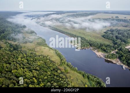 Vue aérienne sur la rivière Oka en été. Oblast de Kaluga, Russie. Banque D'Images