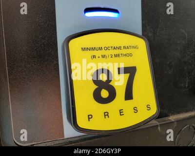 Gros plan de l'indice d'octane de 87 pour l'essence ordinaire sur une pompe à carburant dans une station-service, San Ramon, Californie, 28 août 2020. () Banque D'Images