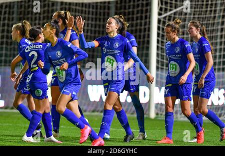 Oostakker, Belgique. 16 octobre 2020. Les joueurs de Gent avec Silke Vanwynsberghe (21 Gent) célèbrent après avoir marquant un but lors d'un match de football féminin entre AA Gent Ladies et Sporting Charleroi Feminin le cinquième jour de match de la saison 2020 - 2021 de la Super League belge Scooore Womens, vendredi 16 octobre 2020 à Oostakker, Belgique . PHOTO SPORTPIX.BE | SPP | DAVID CATRY David Catry | Sportpix.be | SPP Credit: SPP Sport Press photo. /Alamy Live News Banque D'Images