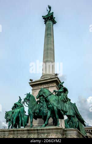 La colonne centrale du Monument du millénaire sur la place des héros montrant plusieurs des sept Chieftains des Magyars à sa base. Banque D'Images