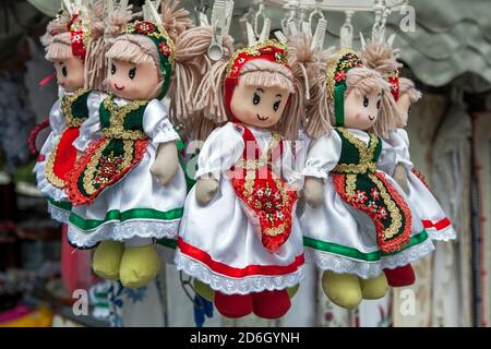 Poupées vêtues de costume traditionnel hongrois en vente au marché de la Citadelle (forteresse) sur la colline Gellert à Budapest. Banque D'Images