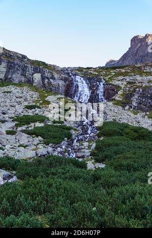 Cascade de vodopads de Velicky au-dessus du lac de pleso Velicke près de Sliezsky dom Sur la vallée de Vélicka dolina dans les montagnes Vysoke Tatry en Slovaquie Banque D'Images