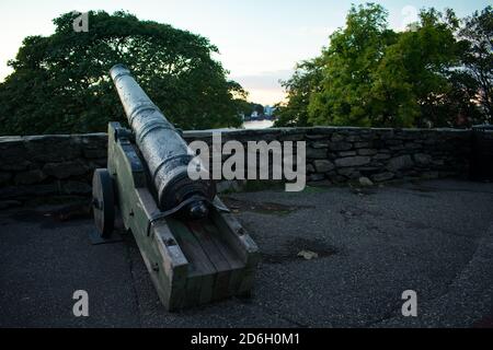 Canons classiques sur la tour de la Garde surplombant la baie et le village Stavanger Norvège Banque D'Images