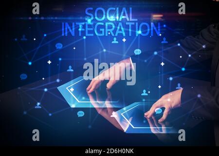 Navigation dans les réseaux sociaux avec inscription À L'INTÉGRATION SOCIALE, concept de nouveaux médias Banque D'Images