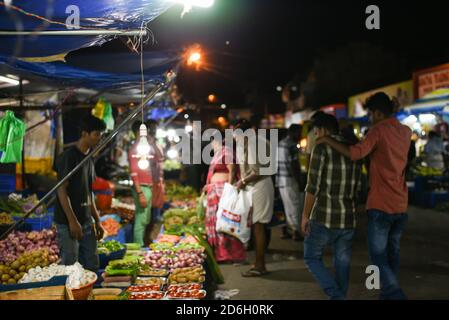 KOCHI INDE photo nocturne de LA ROUTE MG Ernakulam Kochi Indien Vendeur ou vendeur vendant des légumes biologiques épices indiennes noix faites vos courses sur la route du marché de la ville Banque D'Images