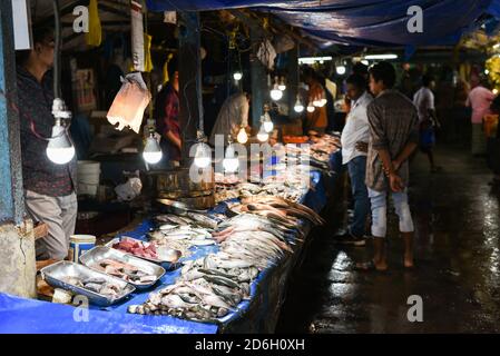 KOCHI INDE photo nocturne de LA ROUTE MG Ernakulam Kochi Indien Vendeur ou vendeur vendant des légumes biologiques épices indiennes noix faites vos courses sur la route du marché de la ville Banque D'Images