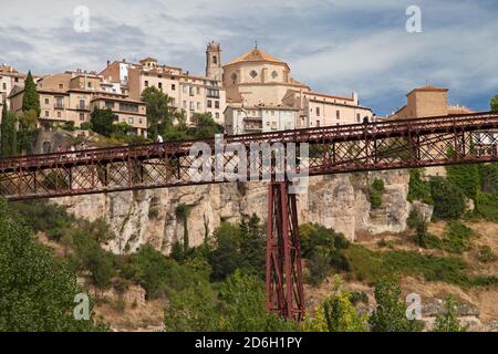 Pont San Pablo et église San Pedro à Cuenca, Espagne. Banque D'Images