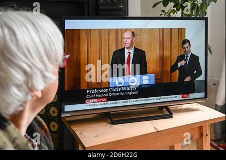 Le professeur Chris Whitty donne une conférence de presse télévisée sur l'augmentation des chiffres avec Covid 19, avec le slogan "mains, visage, espace". Banque D'Images