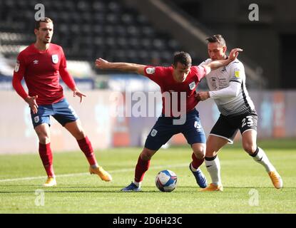 Jonathan Hogg (au centre) de Huddersfield Town et Connor Roberts (à droite) de Swansea City se battent pour le ballon lors du match de championnat Sky Bet au Liberty Stadium, à Swansea. Banque D'Images