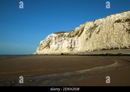 Les plages sous les hautes falaises blanches sur la rive de la Manche à Escalles en France avec les ruines des bunkers allemands de la Seconde Guerre mondiale. Banque D'Images