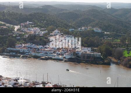 Vue panoramique sur Alcoutim depuis le château de San Marco à Sanlucar De Guadiana Banque D'Images