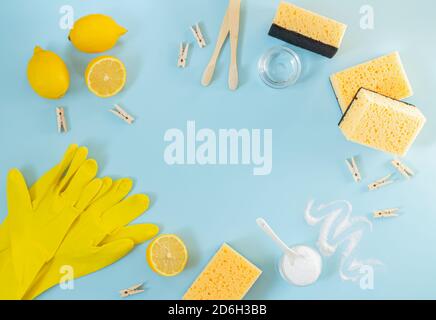 Produits de nettoyage naturels écologiques : citron, vinaigre, bicarbonate de soude, vue sur le dessus du sel. Concept de nettoyage et de lavage écologique fait maison Banque D'Images