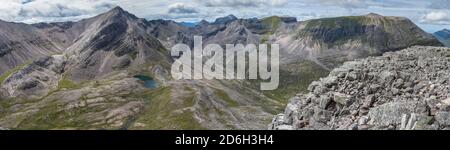 Spidean Coire nan Clach, Lochan Uaine et Ruadh-stac Mor de Ruadh-stac Beag, Beinn Eighe, Écosse Banque D'Images