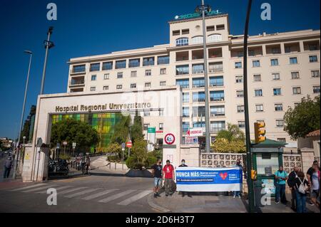 Une vue générale des manifestants qui se trouvent à l'extérieur de l'hôpital universitaire régional, tenant une grande bannière lors d'une manifestation contre la privatisation du service de santé publique. Une démonstration nationale du secteur médical réuni sous la plate-forme 'cas' (Coordinateur anti-privatisation de la santé) exige un système de santé publique exempt de privatisations d'entreprises. Les hôpitaux et les centres médicaux ont été surchargés à mesure que les infections et les hospitalisations ont augmenté en raison de la pandémie du coronavirus, ce qui a mis en évidence les lacunes d'un système de santé publique précaire après les coupures des dernières années. Banque D'Images