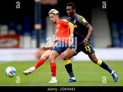 Harry Cornick de Luton Town (à gauche) et John OBI Mikel de Stoke City se battent pour le ballon lors du match de championnat Sky Bet à Kenilworth Road, Luton. Banque D'Images