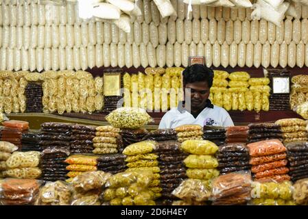 KOCHI INDE photo nocturne de LA ROUTE MG Ernakulam Kochi Indien Vendeur ou vendeur vendant des légumes biologiques épices indiennes noix faites vos courses sur la route du marché de la ville Banque D'Images