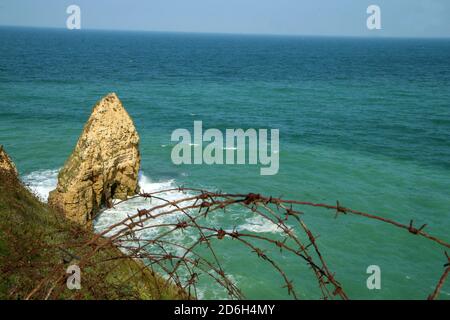 Le détail de l'ancien barbelé à la Pointe du hoc en Normandie. Le lieu de la célèbre bataille. Banque D'Images