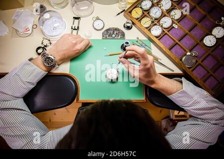 Horlogerie suisse au travail Photo Stock Alamy