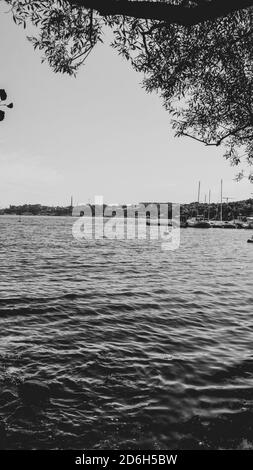 Vue magnifique sur le lac Malären avec ses arbres et ses bateaux À Stockholm Banque D'Images