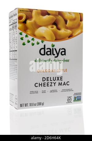 Winneconne, WI - 16 octobre 2020 : un paquet de macaroni Daiya et de fromage sur un fond isolé. Banque D'Images