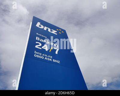 AUCKLAND, NOUVELLE-ZÉLANDE - 11 octobre 2020: Auckland / Nouvelle-Zélande - 11 2020 octobre: Vue de BNZ (Bank of New Zealand) panneau de route dans le centre-ville de Botany Banque D'Images