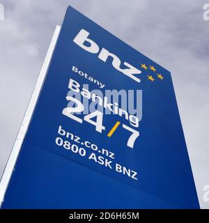 AUCKLAND, NOUVELLE-ZÉLANDE - 11 octobre 2020: Auckland / Nouvelle-Zélande - 11 2020 octobre: Vue de BNZ (Bank of New Zealand) panneau de route dans le centre-ville de Botany Banque D'Images