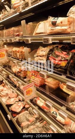 Viande dans un réfrigérateur dans un supermarché suédois : poulet, saucisses, bœuf, salami… Banque D'Images