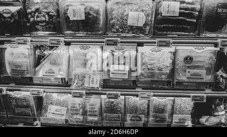 Viande dans un réfrigérateur dans un supermarché suédois : poulet, saucisses, bœuf, salami… Banque D'Images