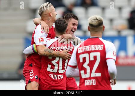 17 octobre 2020, Bade-Wurtemberg, Freiburg im Breisgau: Football: Bundesliga, SC Freiburg - Werder Bremen, 4ème jour de match, Stade de la Forêt Noire. Jonathan Schmid (l) de Fribourg se réjouit de son but supposé pour le 2:0 avec Christian Günter (l-r) de Fribourg, Baptiste Santamaria de Fribourg et Vincenzo Grifo de Fribourg. Cependant, l'objectif a été repris par les assistants vidéo. Photo: Tom Weller/dpa - NOTE IMPORTANTE: Conformément aux règlements du DFL Deutsche Fußball Liga et du DFB Deutscher Fußball-Bund, il est interdit d'exploiter ou d'exploiter dans le stade et/ou à partir du Banque D'Images