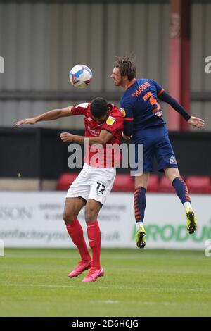 Crewe, Royaume-Uni. 17 octobre 2020. Le défenseur de Blackpool James mari (3) dirige le ballon passé Crewe Alexandra avant Mikaël Mandron (12) lors du match EFL Sky Bet League 1 entre Crewe Alexandra et Blackpool au stade Alexandra, Crewe, Angleterre, le 17 octobre 2020. Photo de Jurek Biegus. Utilisation éditoriale uniquement, licence requise pour une utilisation commerciale. Aucune utilisation dans les Paris, les jeux ou les publications d'un seul club/ligue/joueur. Crédit : UK Sports pics Ltd/Alay Live News Banque D'Images