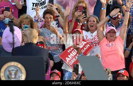 Les gens réagissent alors que le président américain Donald Trump reconnaît la foule lors d'un rassemblement de campagne à l'aéroport international d'Ocala.avec 18 jours jusqu'au jour du scrutin, le président Trump organise des rassemblements presque quotidiennement dans sa tentative de réélection contre le candidat démocrate à la présidence Joe Biden. Banque D'Images