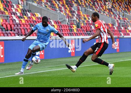 LONDRES, ANGLETERRE. 17 OCTOBRE 2020 Amadou Bakayoko de Coventry bataille pour possession avec Ethan Pinnock de Brentford lors du match de championnat Sky Bet entre Brentford et Coventry City au stade communautaire de Brentford, Londres, le samedi 17 octobre 2020. (Credit: Ivan Yordanov | MI News) Credit: MI News & Sport /Alay Live News Banque D'Images