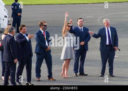 Donald Trumps Personal Assistant Hope Hicks avec le directeur des médias sociaux de la Maison-Blanche Dan SCAVINO, gouverneur de la Floride Ron DeSantis et les agents des services secrets sur le tarmac au rassemblement républicain à l'aéroport d'Ocala le 16 octobre 2020 Banque D'Images