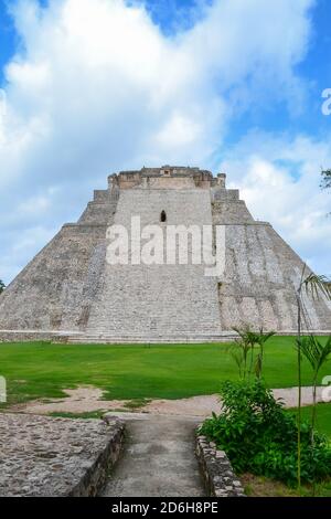 Pyramides mayas et diverses sculptures en pierre au site archéologique de Chichen Itza, l'un des endroits où la civilisation maya a été la plus développée. Banque D'Images