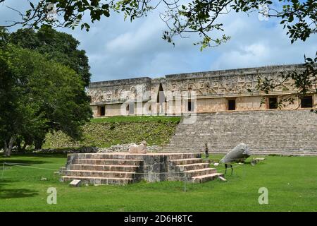 Pyramides mayas et diverses sculptures en pierre au site archéologique de Chichen Itza, l'un des endroits où la civilisation maya a été la plus développée. Banque D'Images