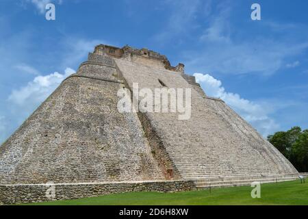 Pyramides mayas et diverses sculptures en pierre au site archéologique de Chichen Itza, l'un des endroits où la civilisation maya a été la plus développée. Banque D'Images