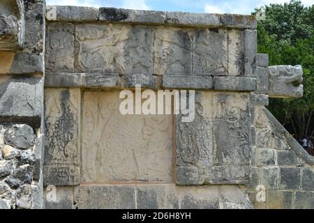 Pyramides mayas et diverses sculptures en pierre au site archéologique de Chichen Itza, l'un des endroits où la civilisation maya a été la plus développée. Banque D'Images