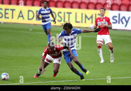 Reading's ovie Ejaria (à droite) et Anfernee Dijksteel de Middlesbrough se battent pour le ballon lors du match du championnat Sky Bet au stade Riverside, à Middlesbrough. Banque D'Images