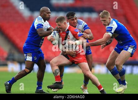 Luke Yates (au centre) de Salford Red Devils est affronté par Ava Seumanufagai (à droite) de Leeds Rhinos et Robert Lui lors de la finale de la coupe du défi de corail au stade Wembley, à Londres. Banque D'Images